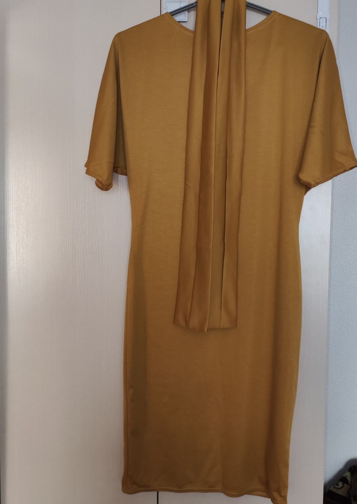 Повсякденна сукня гірчичного кольору з паском