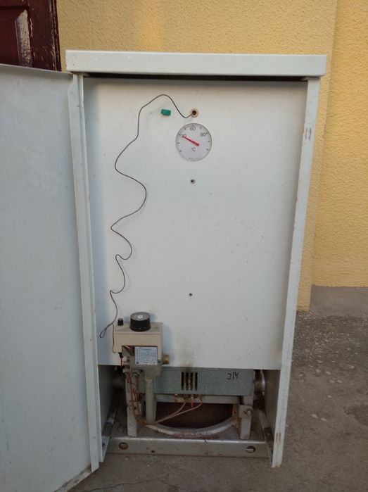 Котёл газовый и батареи чугунные и двери