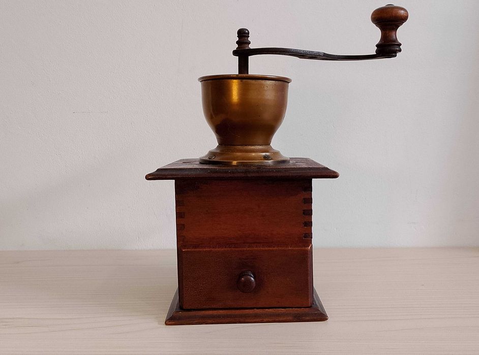 Stary, piękny młynek do kawy, ręczny, drewno + mosiądz.