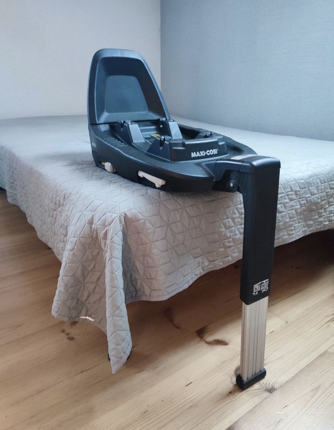 Кресло с базой maxi-cosi комплект крісло + база Maxi-cosi