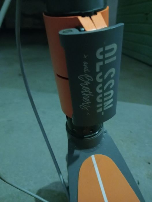 Trotinete elétrica em bom estado com marca de uso não tem carregador