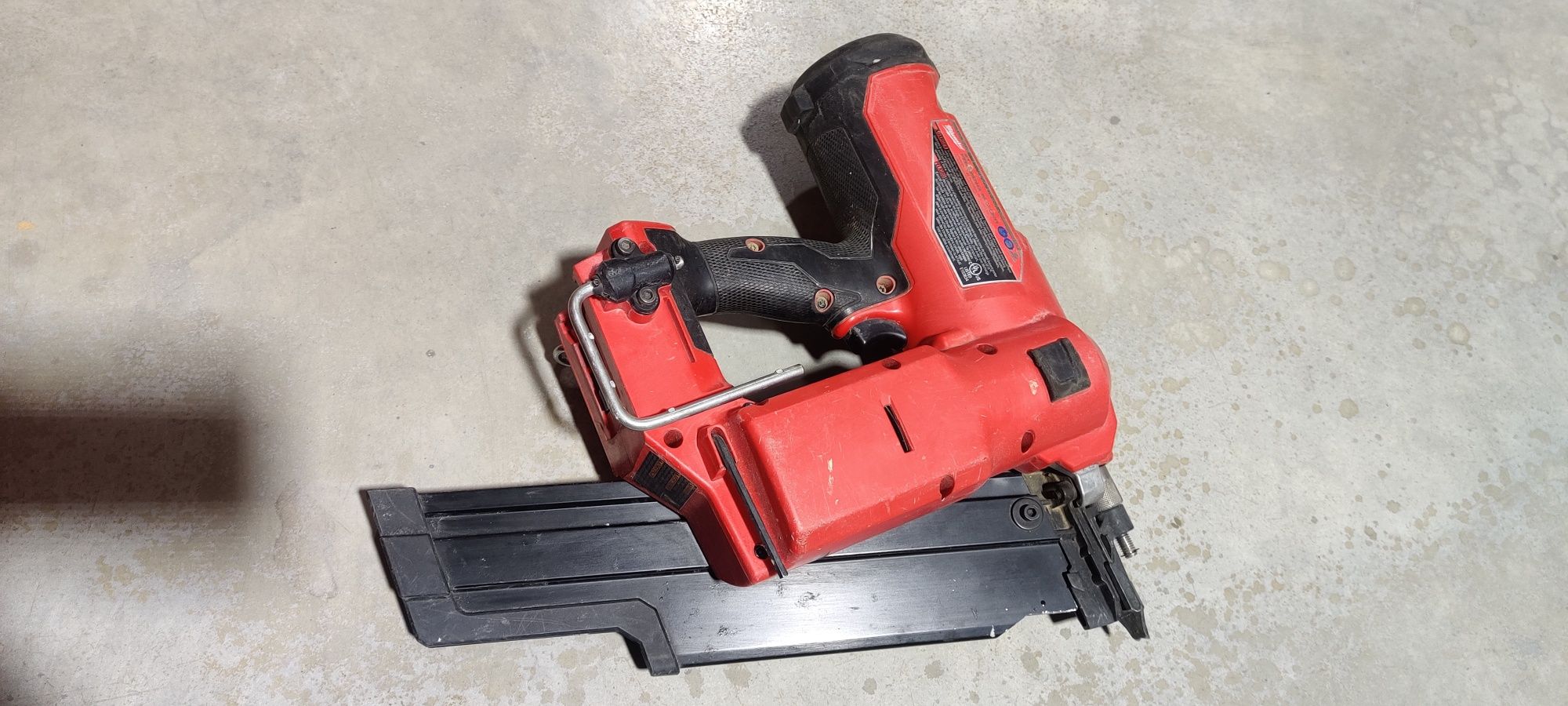 Нейлер гвоздезабиватель Milwaukee 2744