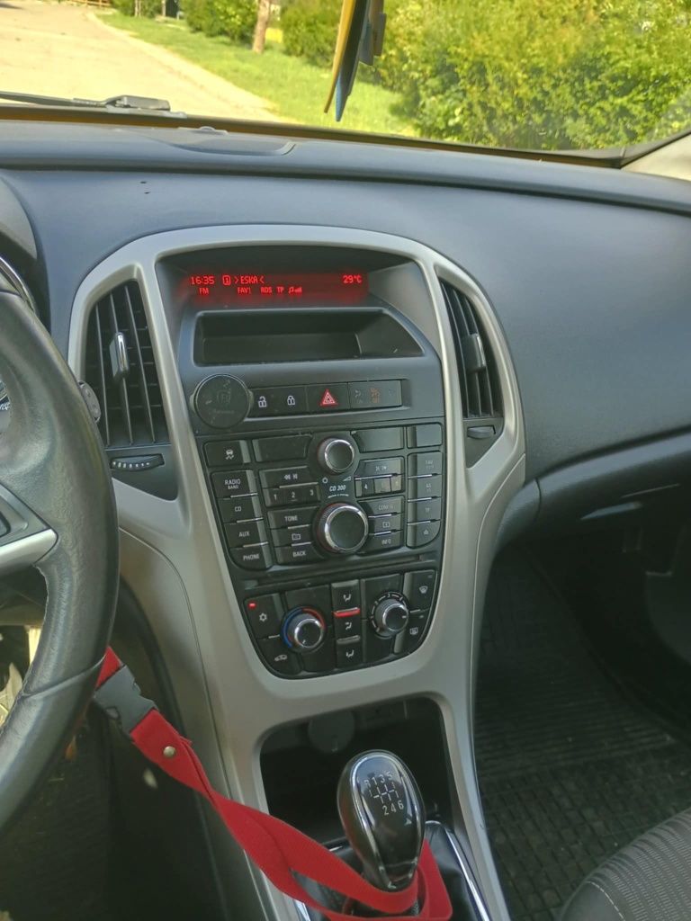 Opel Astra J 2011