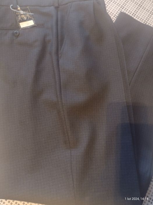 Nowe, męskie spodnie garniturowe, nogawka w kant.