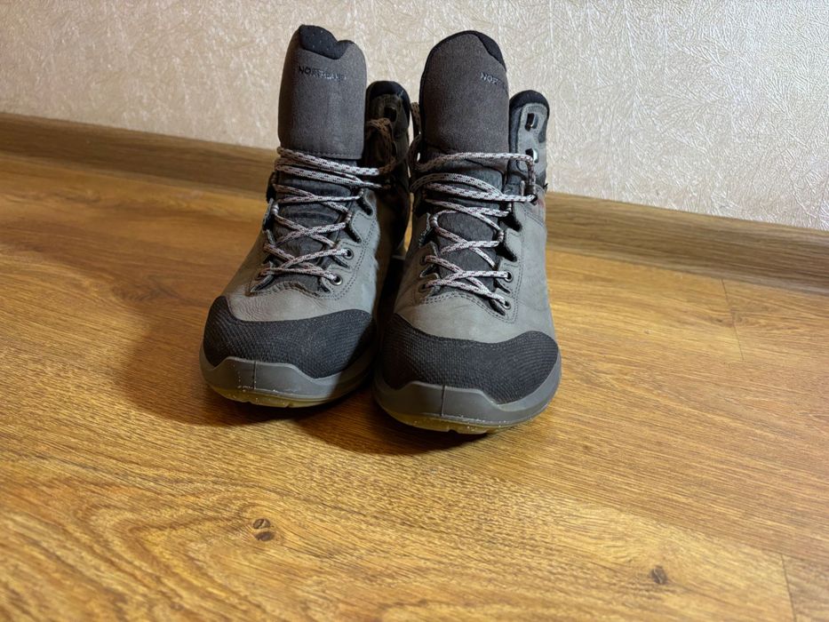 Продам зимові жіночі тренінгові кросівки