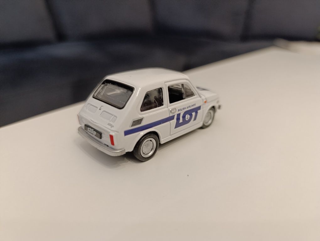 Samochód PRL model Fiat 126p resorak PLL LOT lotniskowy samochód obsłu