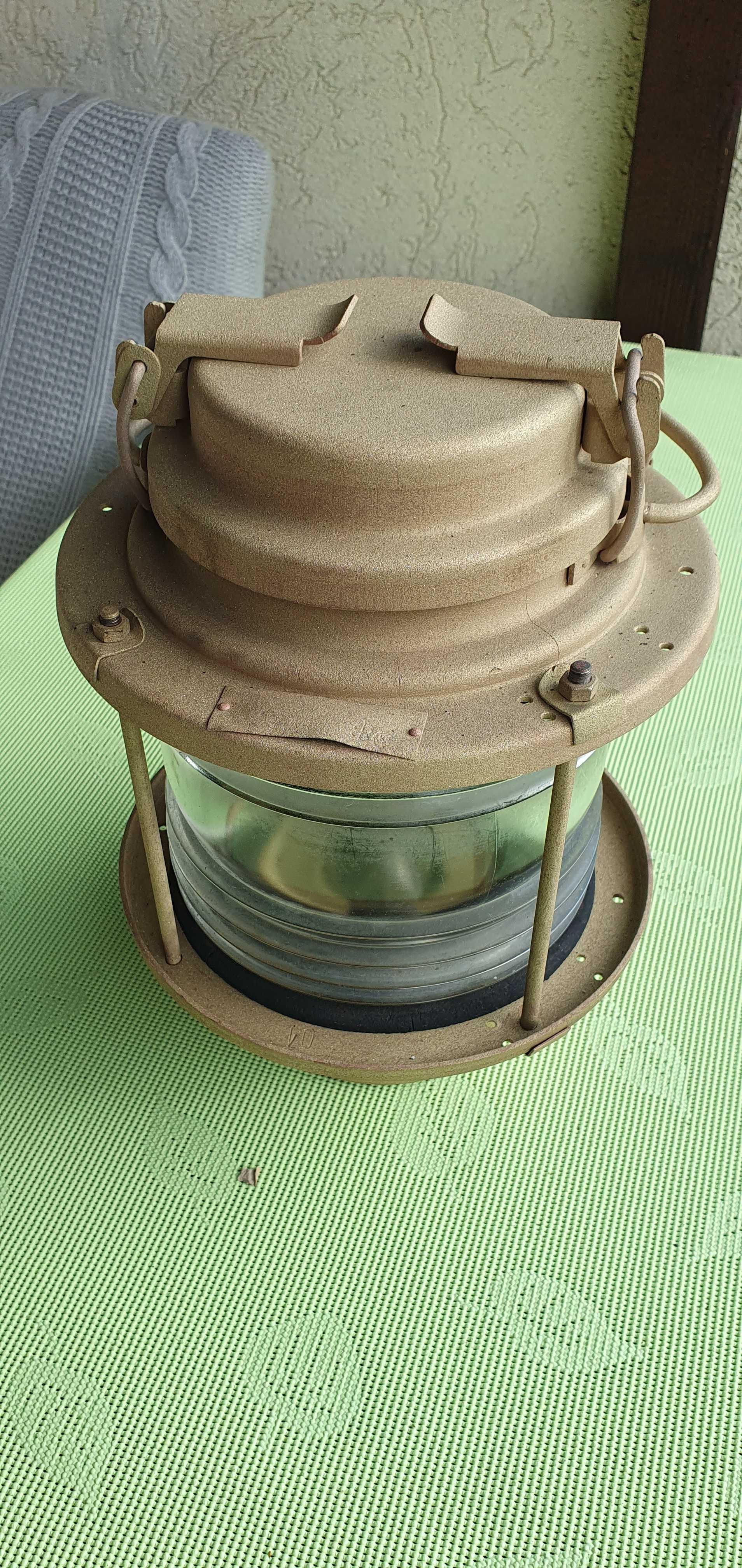 Stara lampa nawigacyjna morska