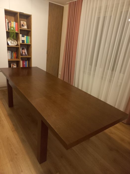 Solidny stół do salonu