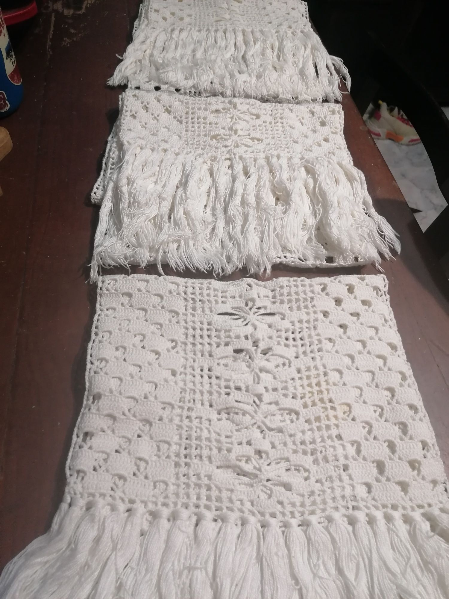 Conjunto de 3 naprons em renda feita á mão 

Dimensões:
2 naprons