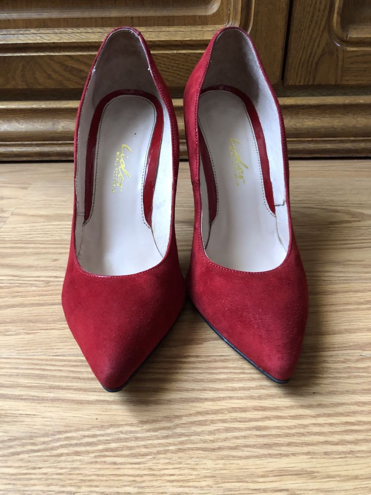 Червоні туфлі з натуральної замші