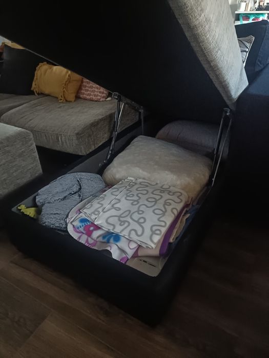 Sofá com chaise com arrumação