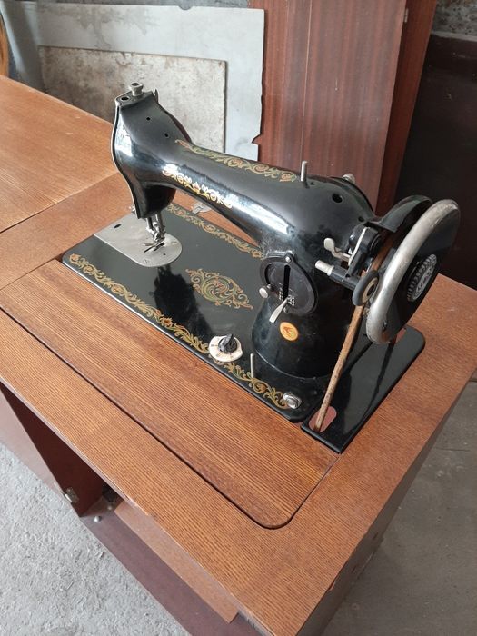 Швейная ножная машинка