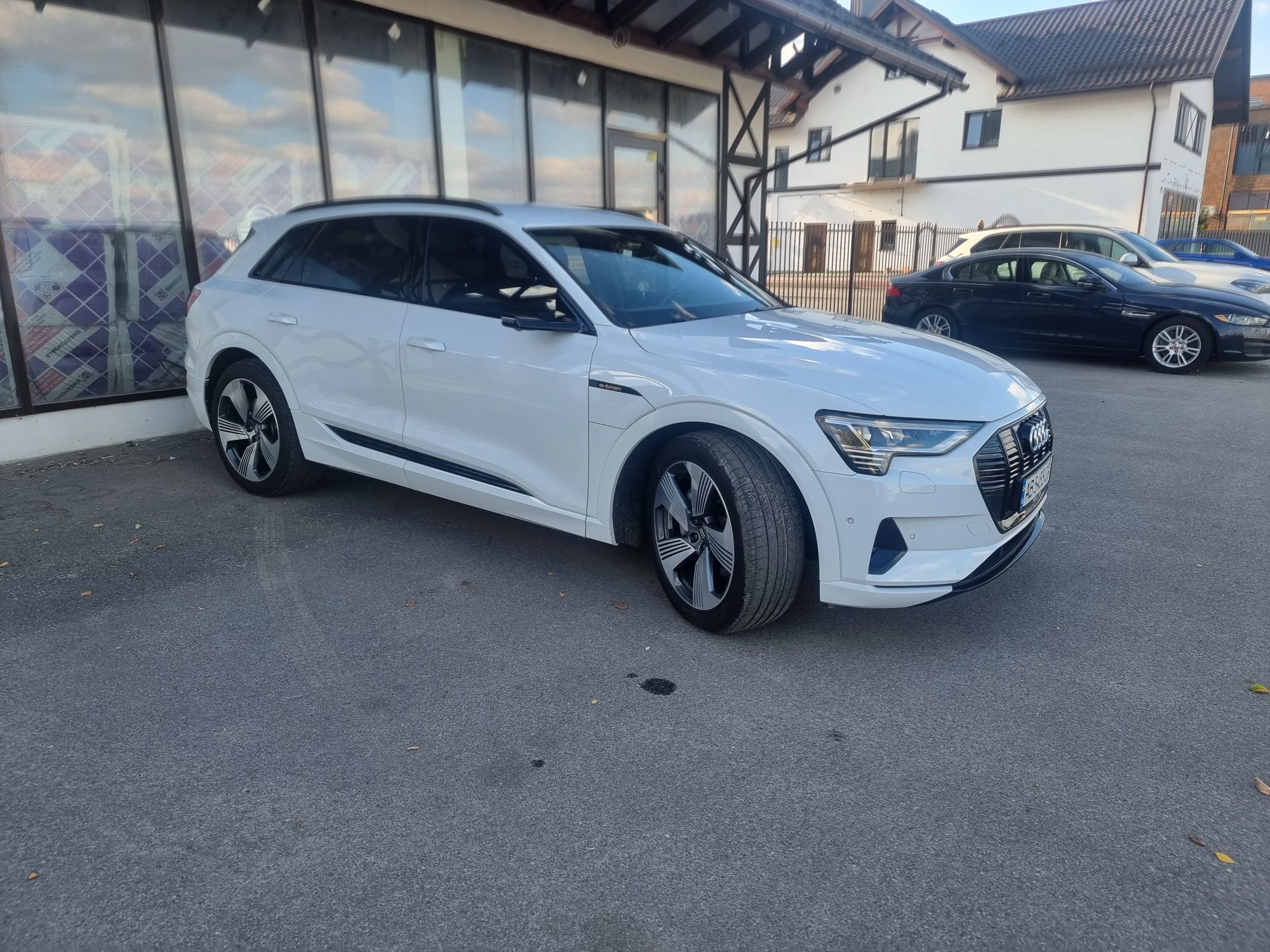 Продам Audi e-tron