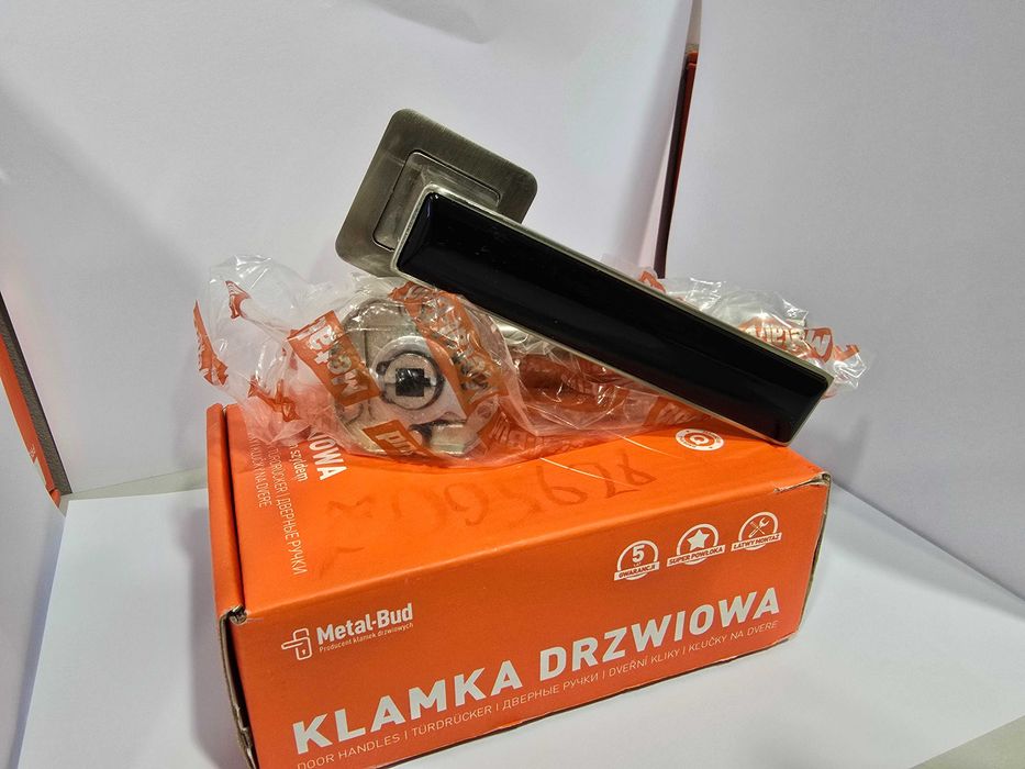 Klamka z kwadratowym szyldem