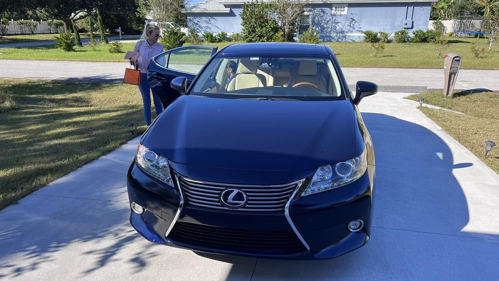 Продам Lexus ES 300H