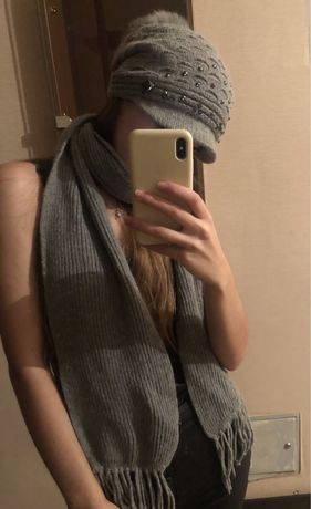Шерстяная шапка и шарф серого цвета