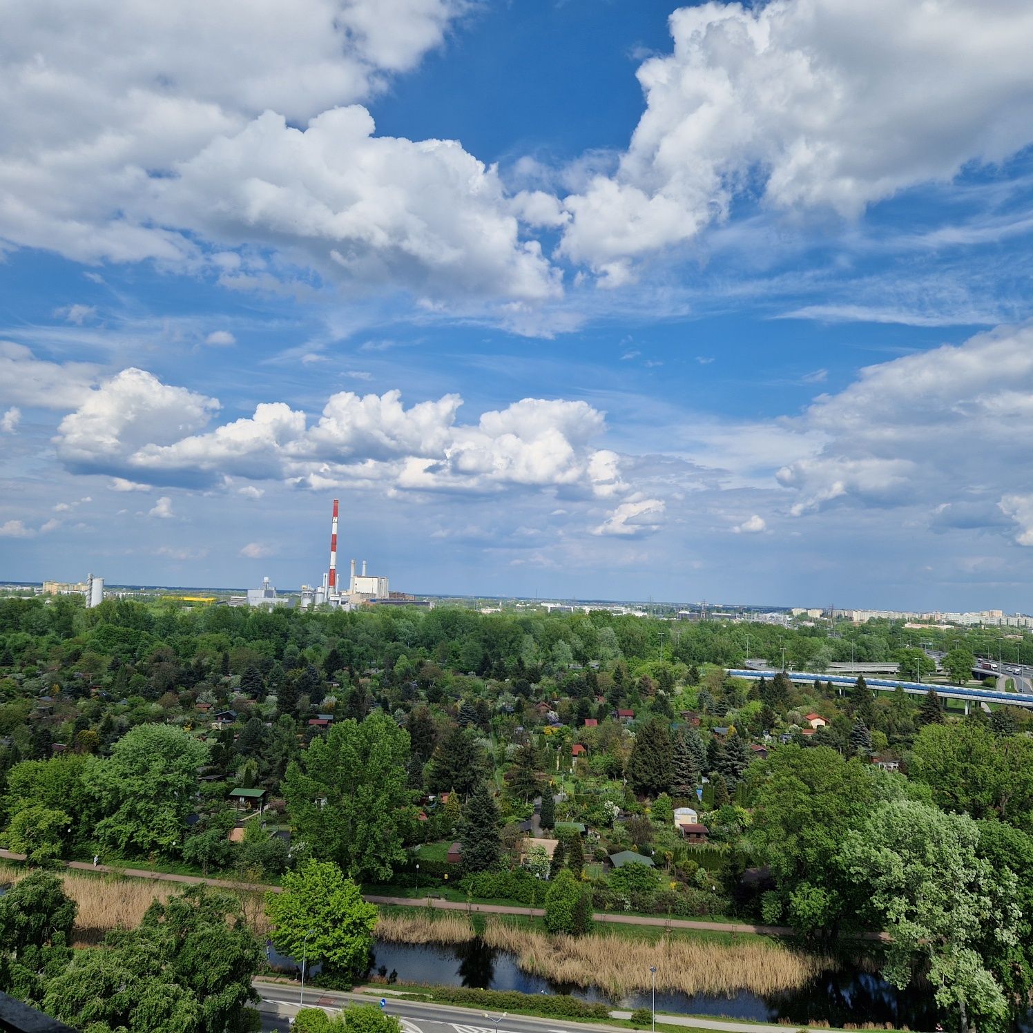 Bezpośrednio duży pokój z balkonem