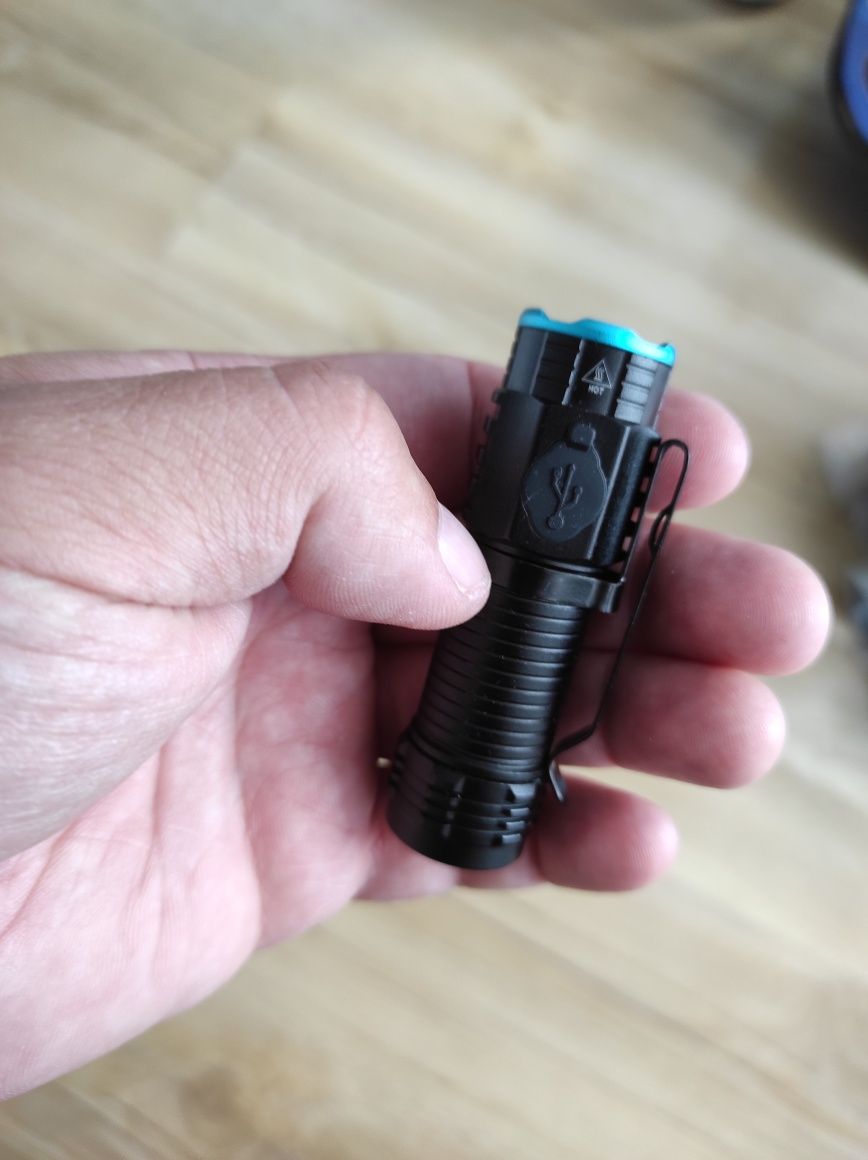 Mała Latarka LED USB silna latarka taktyczna , survival