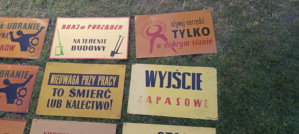 Stare metalowe tablice z PRL-u
