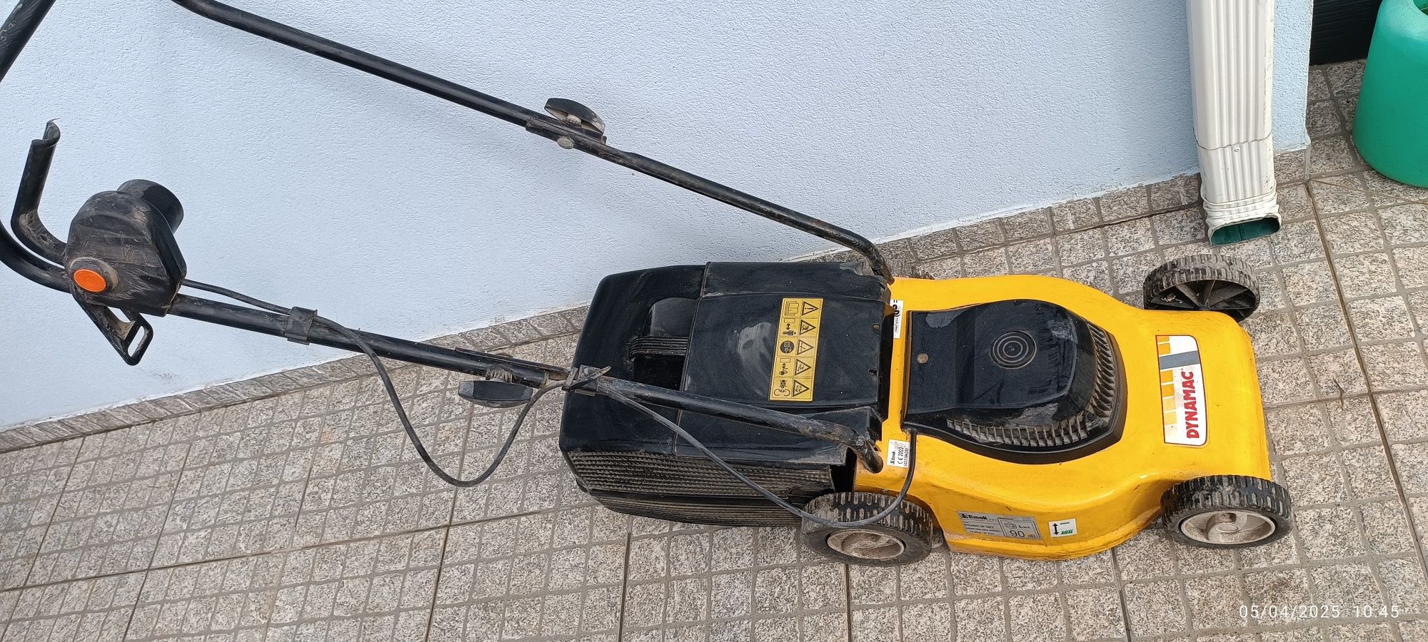 Máquina de cortar relva