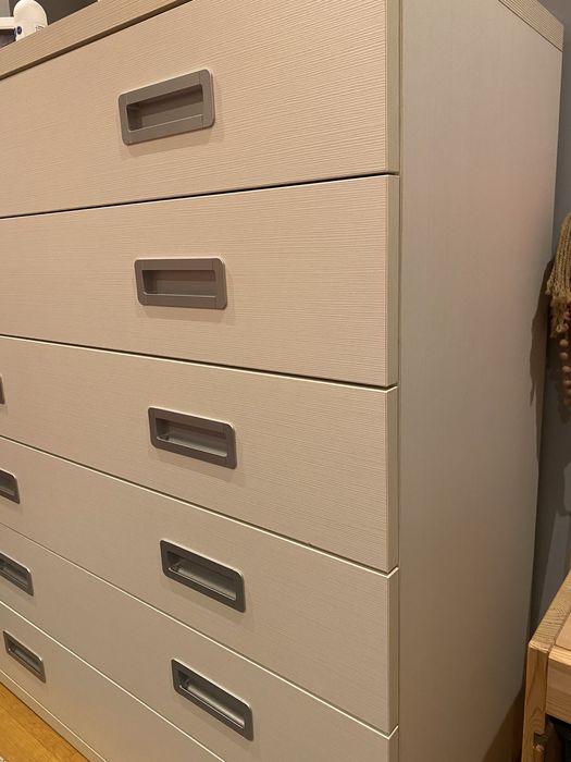 Cómoda quarto beije