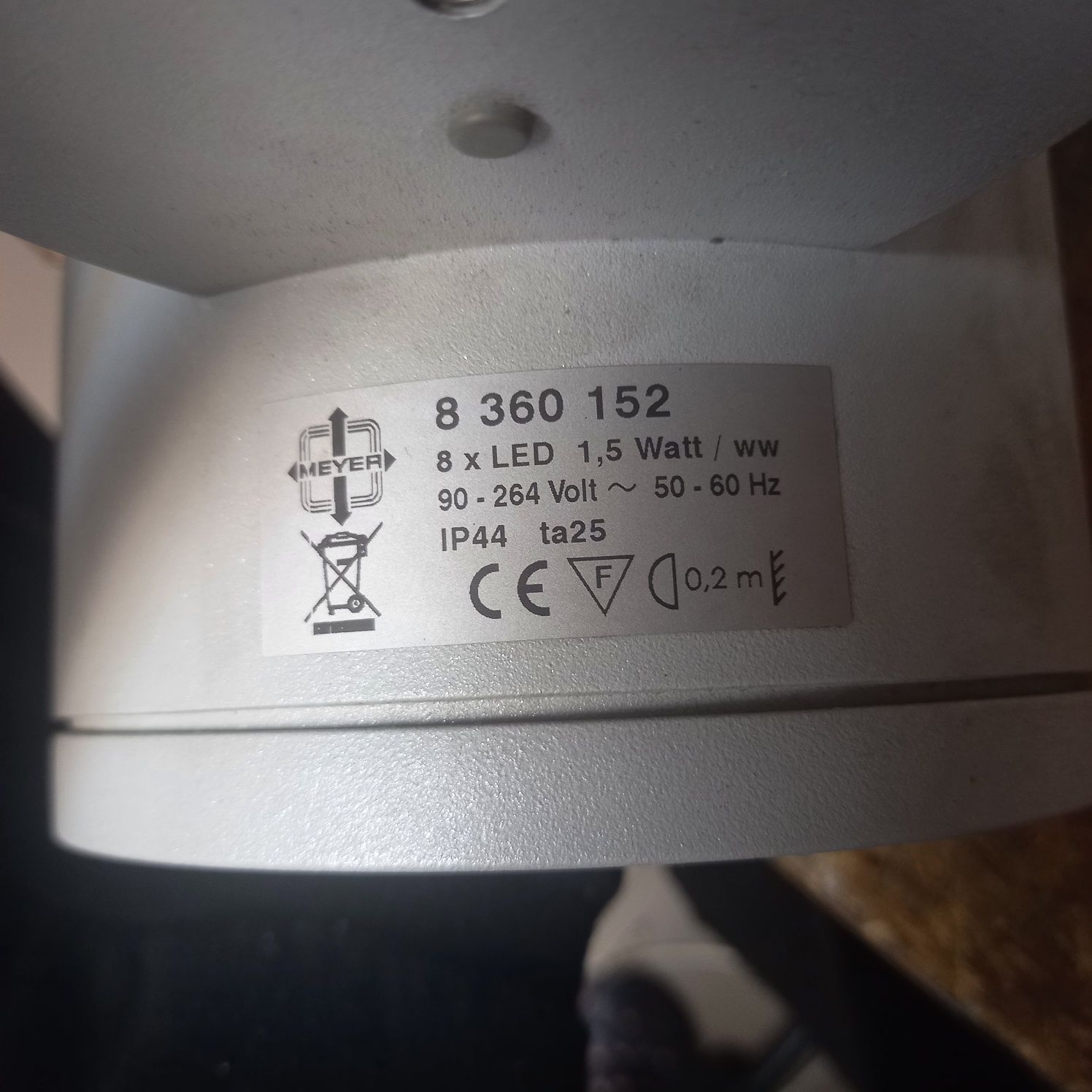 Lampa elewacyjna dwustronna