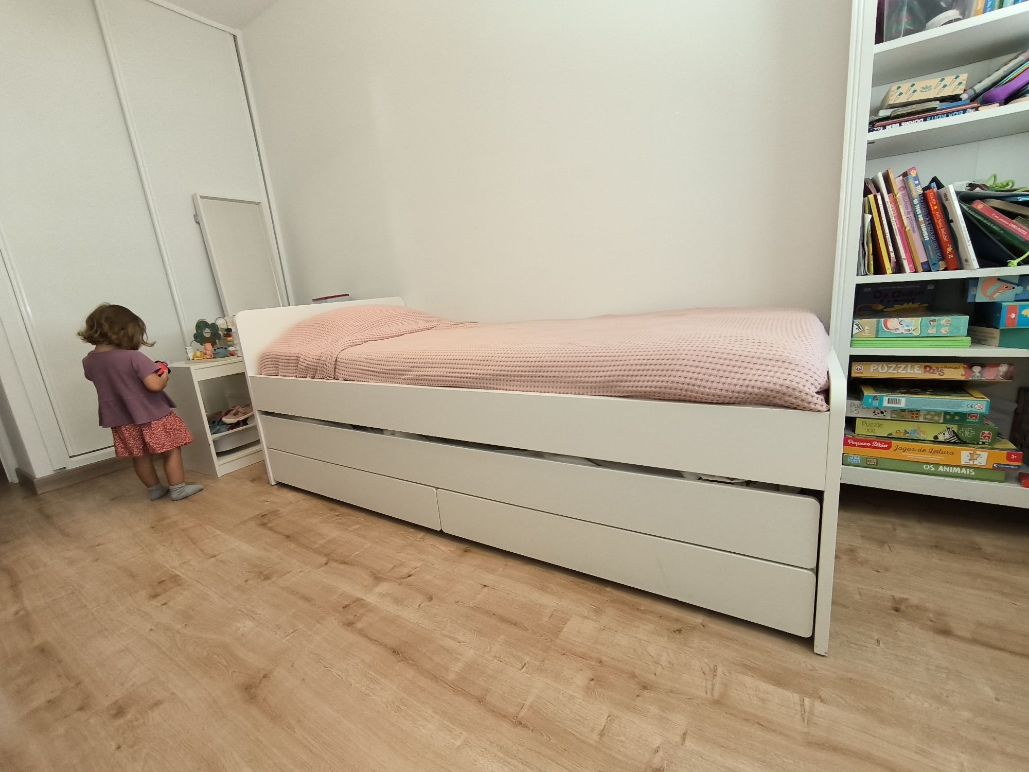 Cama com gaveta e arrumação IKEA SLAKT