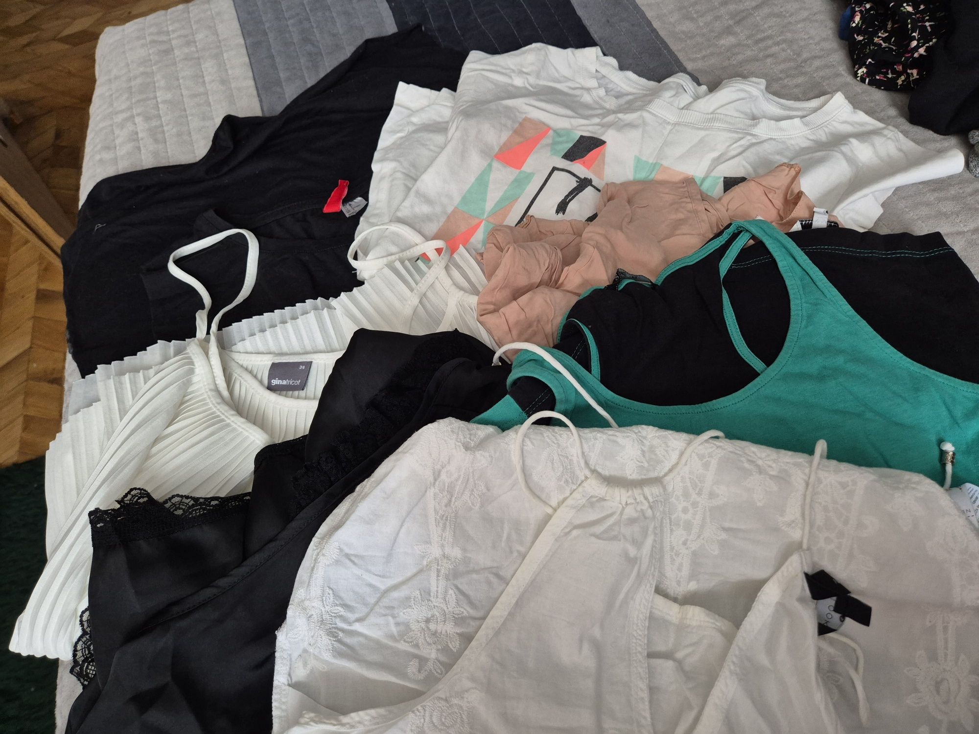 Karton koszulek, crop topy