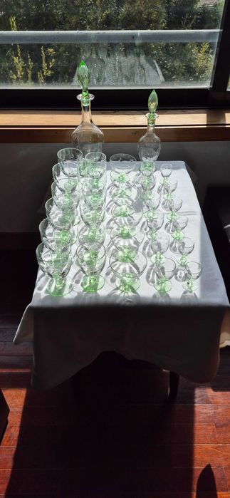 Serviço de copos de vidro muito antigo