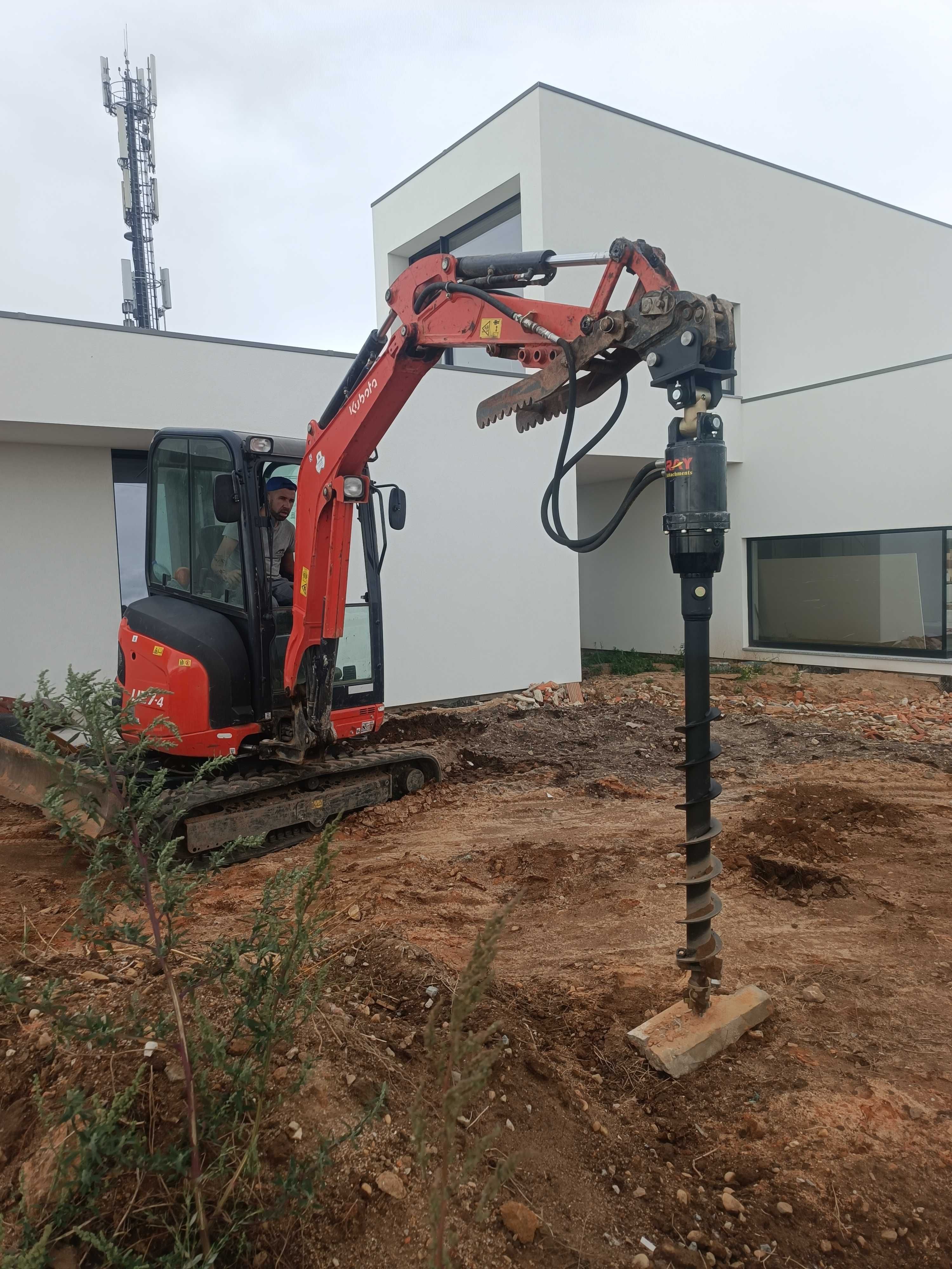 Serviço de máquina Kubota U27 giratória com broca craneana