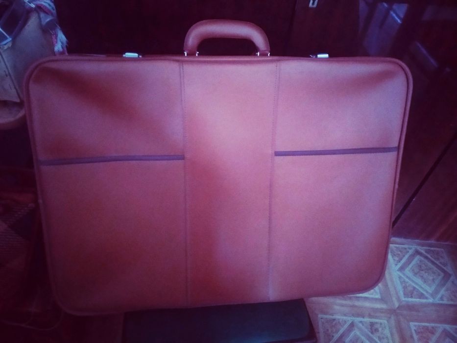 Чемодан темно- и светло-коричневый