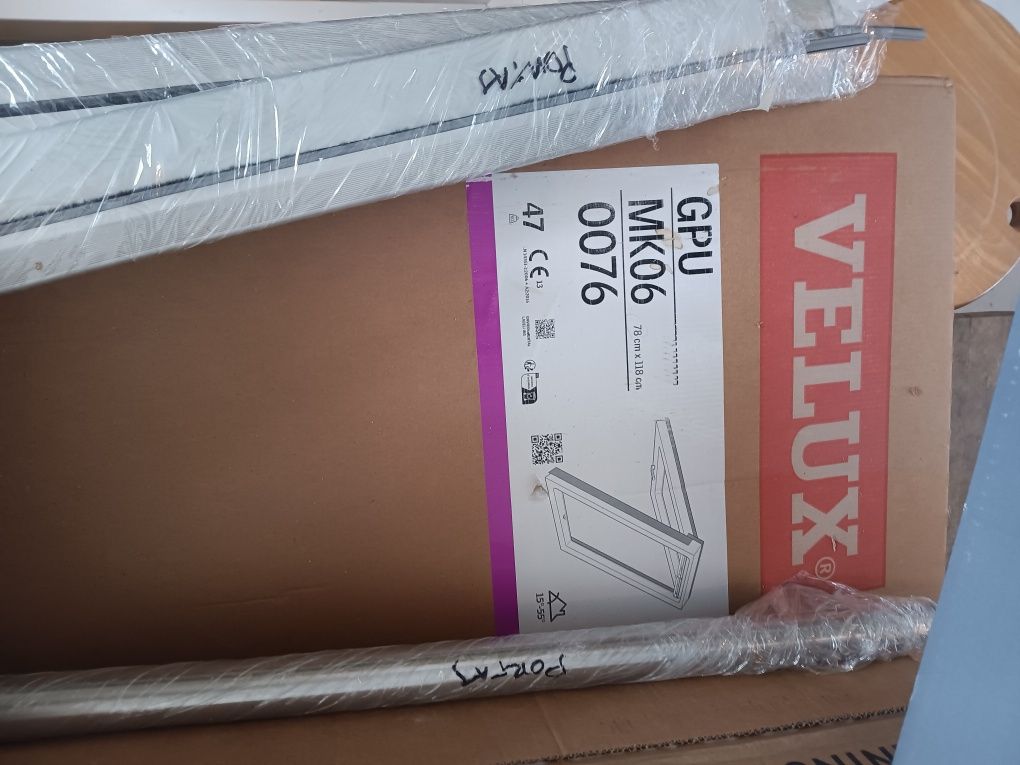 Janela VELUX com cortina e rufo