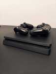 PS4 SLIM 1TB + 2 pady w bardzo dobrym stanie