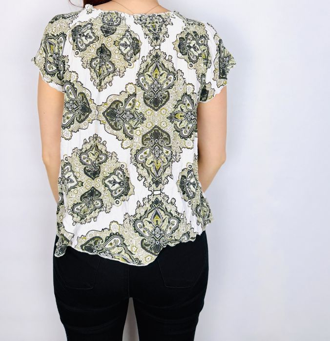 Biała bluzka z krótkim rękawem i orientalnym wzorem