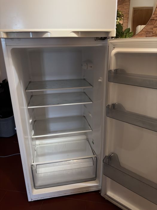 Refeigerador Select com algumas marcas deu so mas totalmente fincional