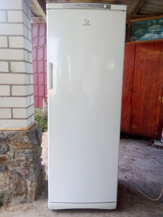 Продам морозильну камеру Indesit
