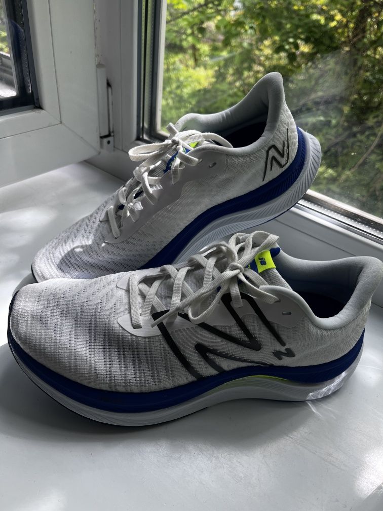 Нові New Balance FuelCell Propel v4