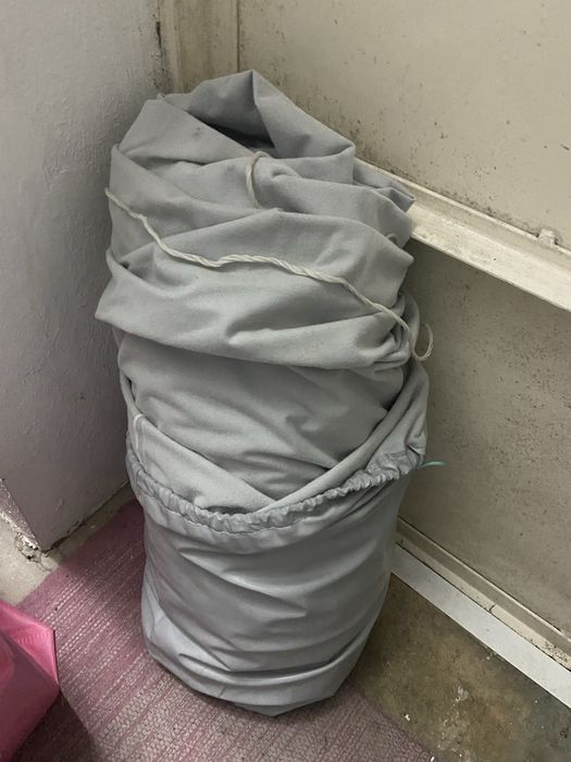 Capa cinzenta para tapar um carro