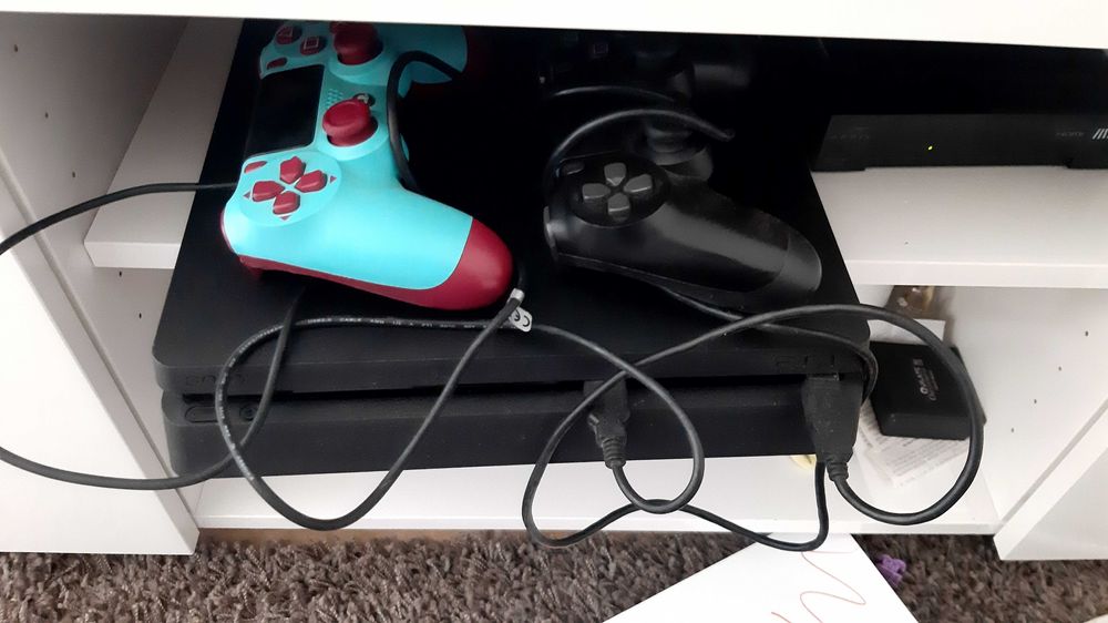 Play4 com 2 comandos ouriculares e dois jogos