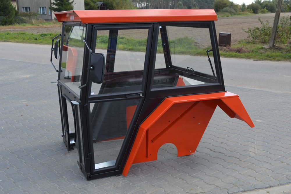 Kabina ciągnikowa do C330 wyposażona solidna OD RĘKI