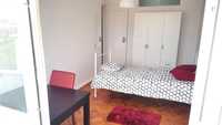 607166 - Quarto com cama de solteiro, com varanda, em apartamento...