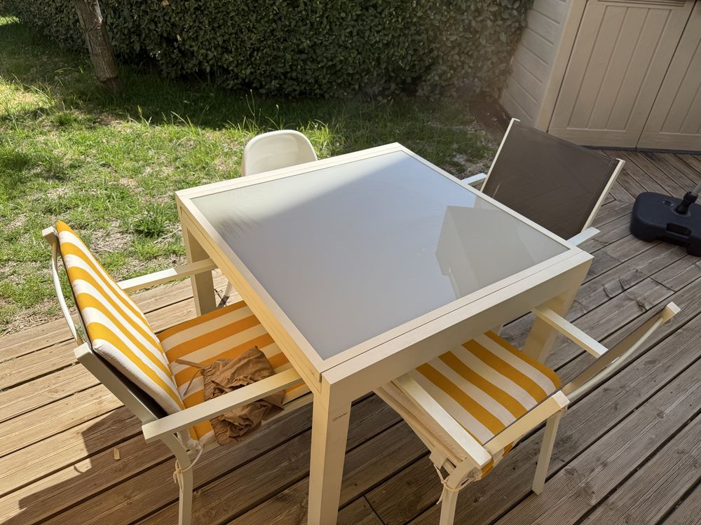 Mesa de metal com tampo de vidro extensivel