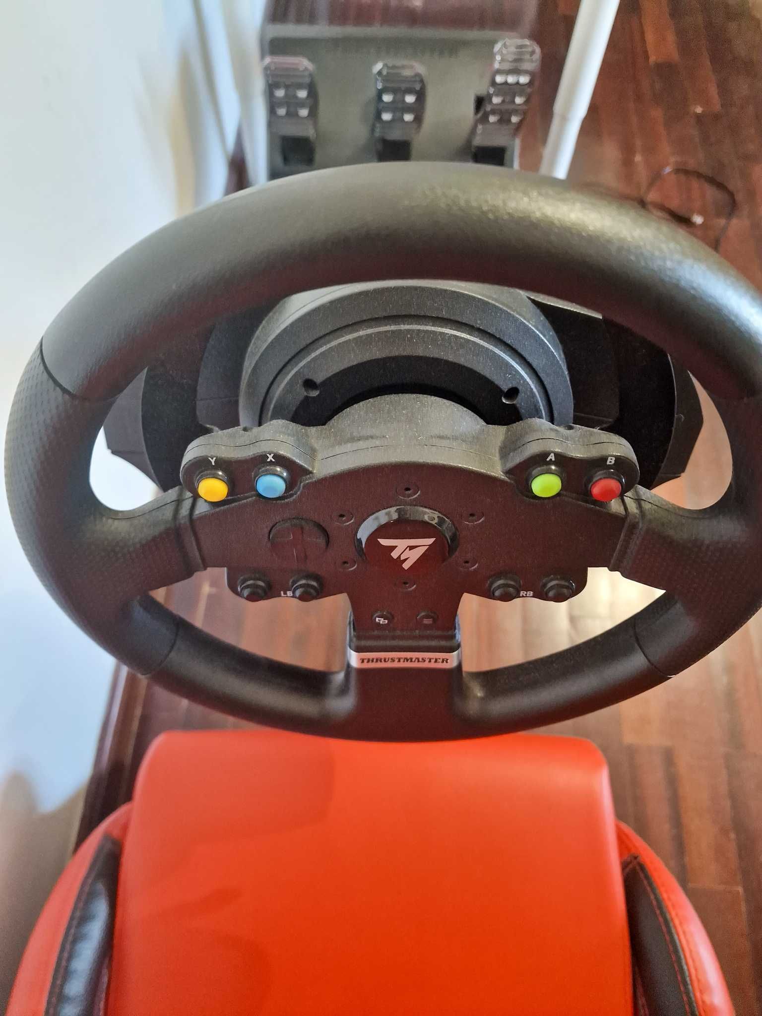 Cockpit Playseat Evolution Vermelho + Volante Trustmaster TMX Pro