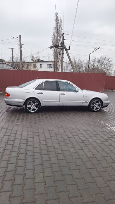 Продам Легендарный Мерседес 210