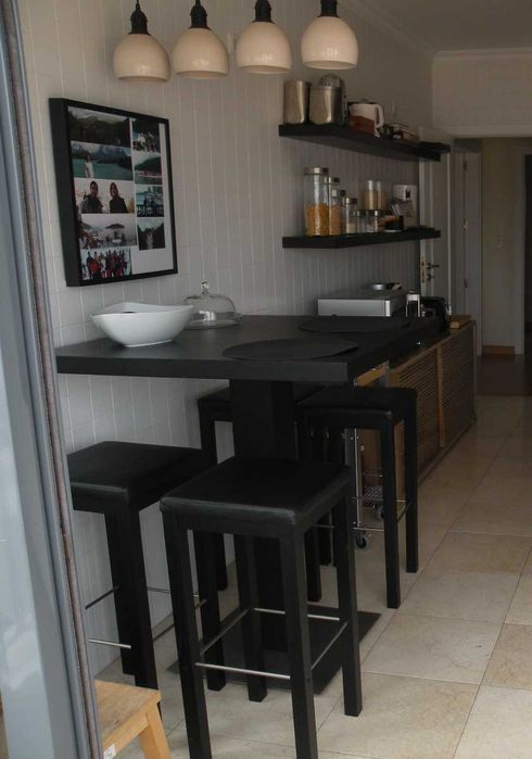 Mesa bar alta com bancos altos em Carvalho Bo concept