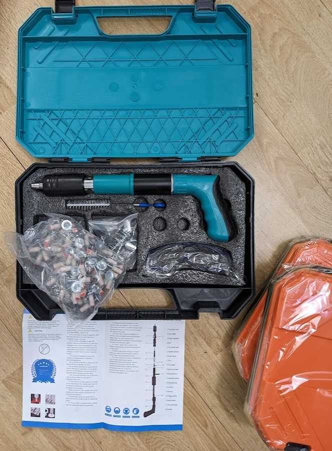 Ręczna gwoździarka, pistolet do gwoździ, zestaw z gwoździami i walizką