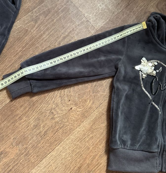 Велюровый теплый костюм для девочки 104р.