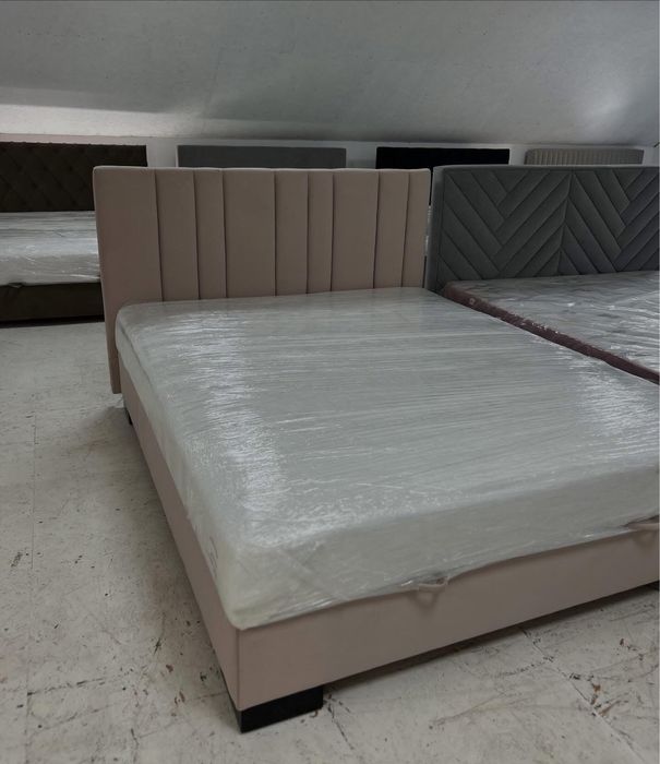 Ліжко з матрацом та підйомним механізмом