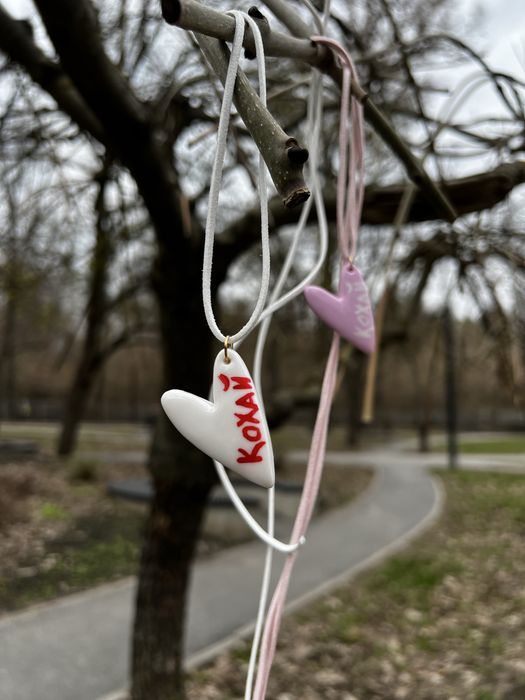 Шнурок з серцем з полімерної глини