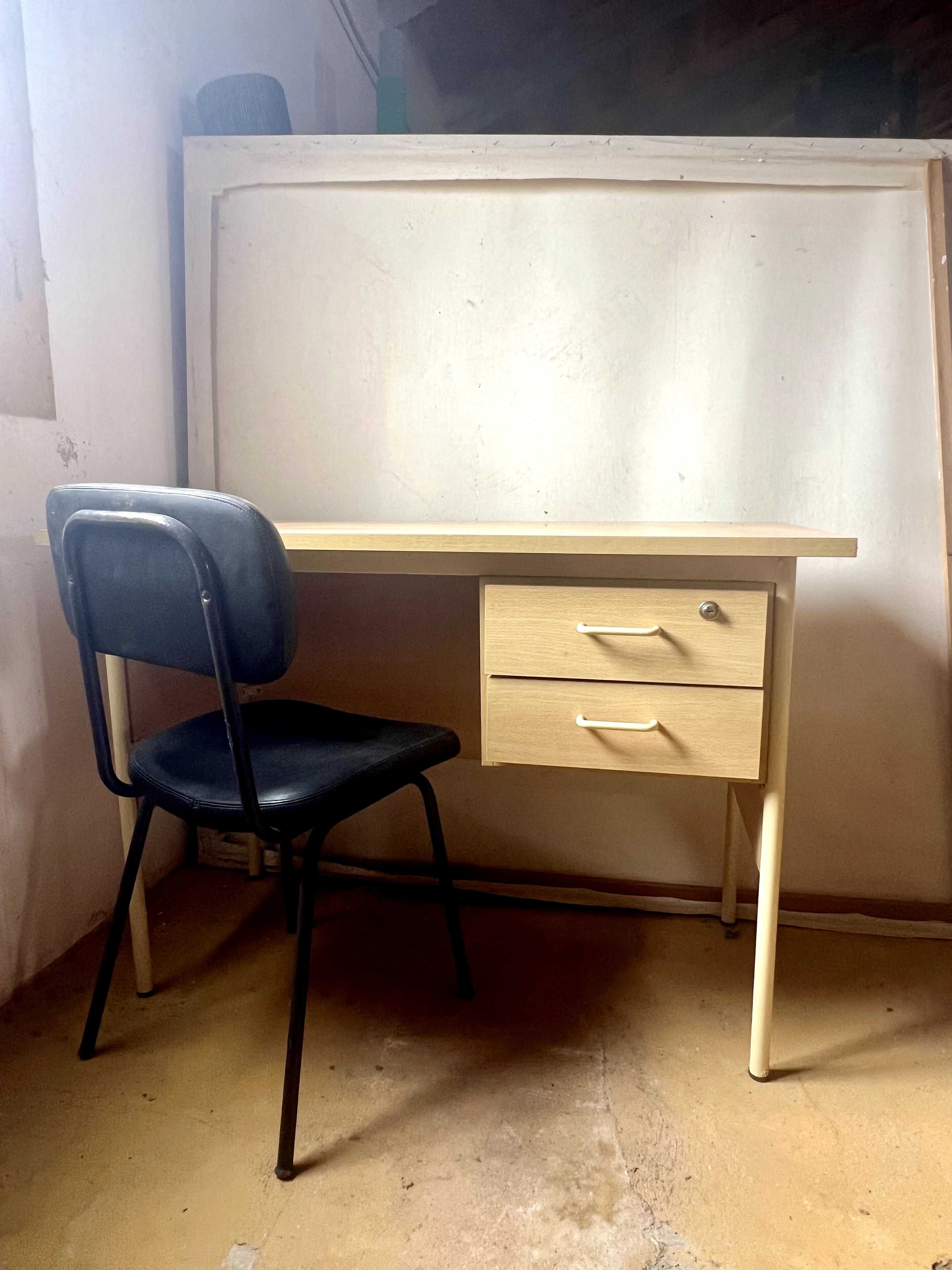 Mesa e cadeira escritório